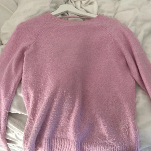 Stickad tröja  - Stickad tröja från vero Moda den är nopprig och har ett litet hål i ena ärmen💕