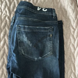 Dondup Jeans  - Märke:dondup.   skick:9/10.     Storlek:George 34.    Kontakta gärna vid fler frågor!!! 