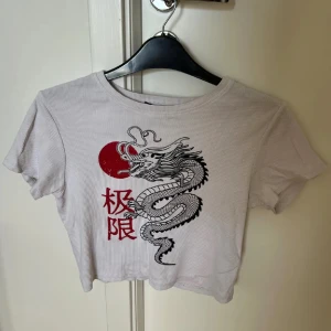 Croptopp  - Ribbad cropptop med tryck. 