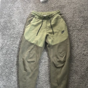 Nike tech byxor  - Sköna Nike tech byxor i Oliv grön färg som knappt är använd och inga smutsiga fläckar i storlek XS