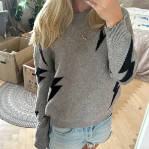 Tröja med blixtar  - Skön stickad tröja med blixtrar på⚡️ Få defekter pga inte använt så många gånger som jag hade hoppats🥰köpte secondhand så vet ej vart den är ifrån❤️Pris går att diskutera