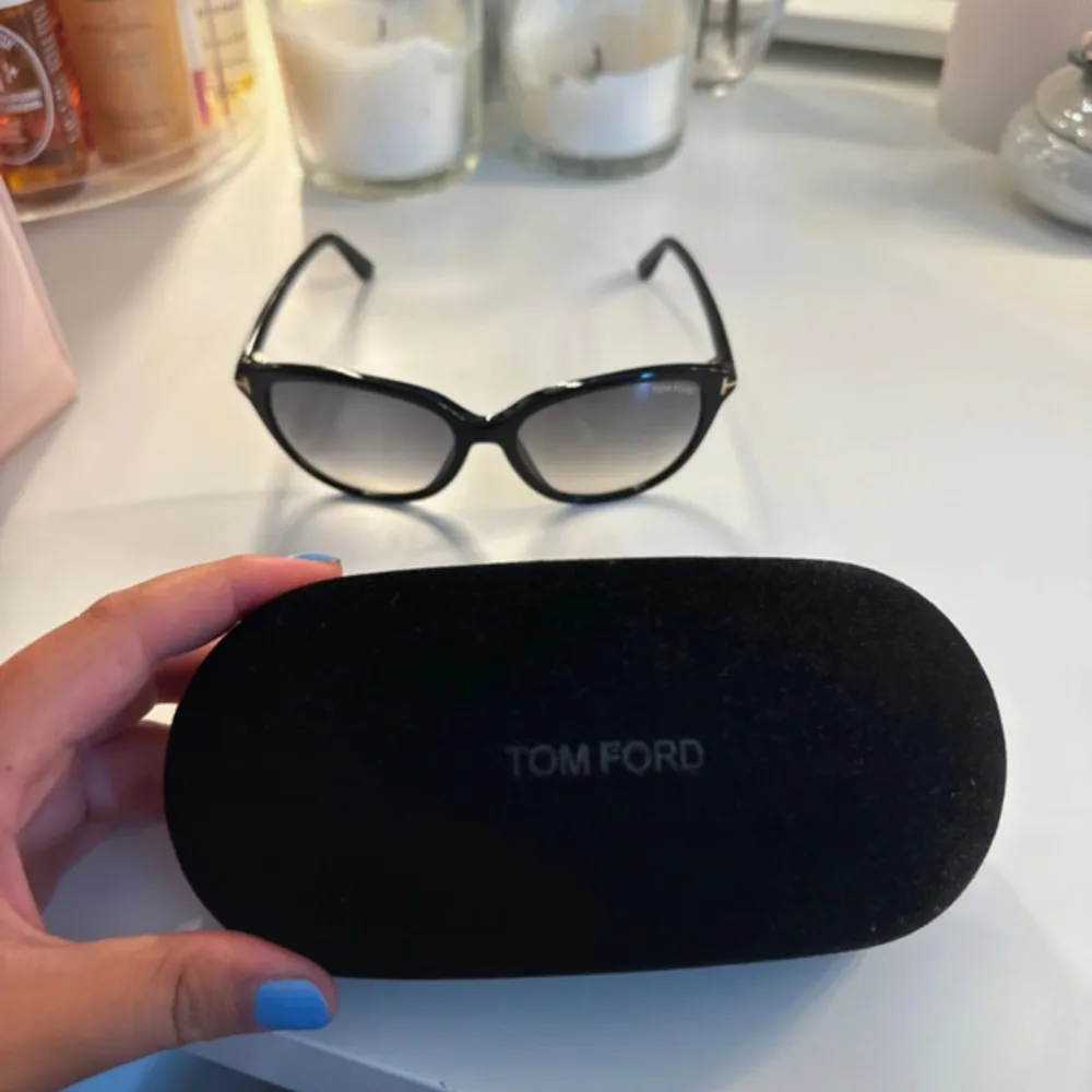 Säljer dessa TomFord solglasögon då de inte kommer till användning. Köpta för 3000kr, mycket fint skick. Accessoarer.