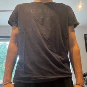 Gant t-shirt  - Gant t-shirt i bra skick!  Storlek M!   Modellen är 185cm och väger 72kg! 