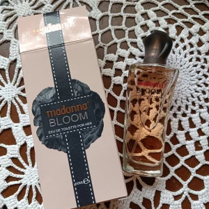 Madonna Bloom Parfym  - Nyinköpt parfym edt 50 ml säljes för 60kr. Endast testad 