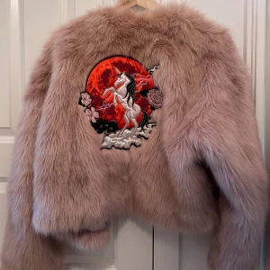 Jacka Nicki Minaj  - En rosa jacka Nicki Minaj H&M  Knappt använd, bra skick