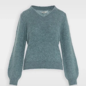 Stickad tröja - Blå/turkos stickad tröja från jdy, köpt på zalando för 439kr.  Nyskick då den aldrig är använd 