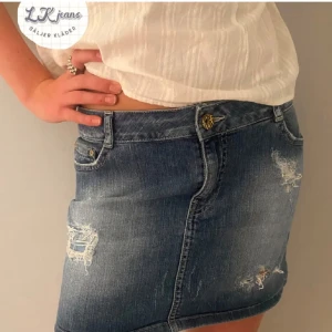 Lågmidjad jeanskjol  - Säljer en superfin jeanskjol. Mått= Rakt över midjan är 38 cm, storleken är M men är liten i storlek så skulle säga att den också passar S. Skriv till oss för flera bilder och frågor!💕