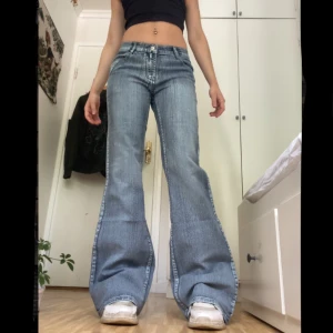 Lågmidjade jeans bootcut - Sååå snygg passform på dem här jeansen! Lågmidjade med bootcut. Jättesnygga detaljer på bakfickorna och rhinestones både framtill och bak. Helt nya med lappen kvar!! Skriv om du har frågor eller vill ha fler bilder