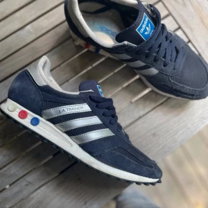 Adidas la trainers - Tja, säljer nu mina adidas la trainer. Skorna är i 9/10 skick då de är sparsamt använda. De är slutsålda överallt och är i princip omöjliga att få tag i. Skriv vid minsta lilla fundering!