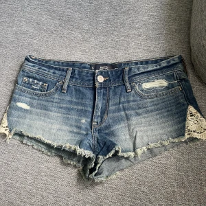 Shorts Hollister - Shorts från Hollister storlek 27. Väldigt små skulle säga att de passar XS/S. Jag är mer S/M. 