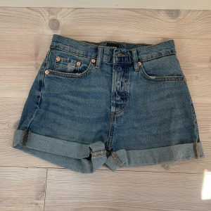 Jeans shorts - Jeansshorts från lager 157 i storlek xs. De är knappt använda. De har revor som hör till designen.