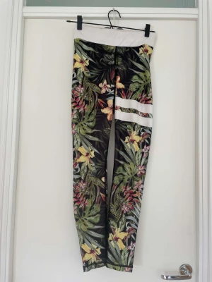 Träningstights stronger - Träningstights från stronger i mönstret vietnamn