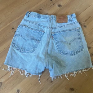 Levis shorts W30 L34 - Liten fläck på högra fickan o litet hål längst upp på vänstra hällen, W30 L34, passar en M