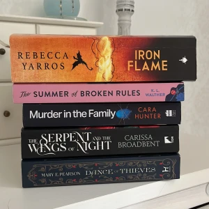 Böcker - Böcker i bra skick!100kr styck. Skriv om det finns några frågor💞 Iron flame och Serpent SÅLD 
