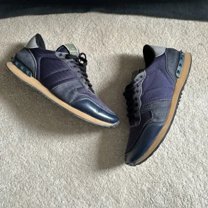 Valentino Rockrunners - Valentino Rockrunners  Storlek 43 passar 42 och 43 1/2 Ingen box eller äkthetsbevis medkommer men Sverigesresell garanterar att dessa är äkta då vi köper från leverantörer som bara säljer 100% autentiska plagg Fraktar oftast samma dag som köp  