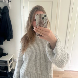 Grå stickad tröja - Fin stickad tröja i grå som är ifrån Gina tricot!🫶🏻