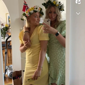 Klänning - Säljer den gröna klänningen från Vero Moda, den rosa är endast för att man ska se hela klänningen