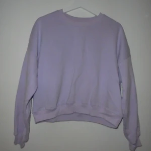 Tröja - En fin lila tröja som har väldigt mjukt material. Väldigt skön att ha på sig.  Bra skick. 