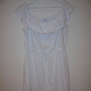 Klänning - En fin klänning i helt okej skick. Står XL men passar mig som är M bra. 