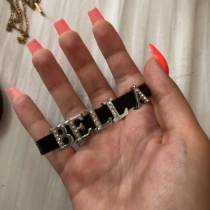 Bokstavs armband - Helt nya och oanvända. Nypris 250kr. Säljer då jag inte har någon användning. Du byter själv bokstäverna som du vill. Du får båda för 50kr. Köparen står för frakten ❤️