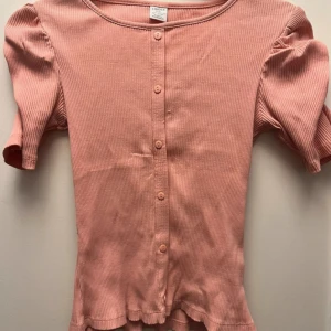  T-shirt  - Snygg T-shirt anväd mågra få gånger.