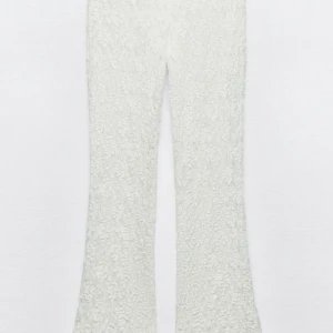 Vita spetsbyxor - Helt nya spetsbyxor från zara! Endast testade, har kvar prislappen 💗 kan skicka egna bilder om det önskas. Säljer pga att de var för långa. Vid frågor är det bara att skriva💗