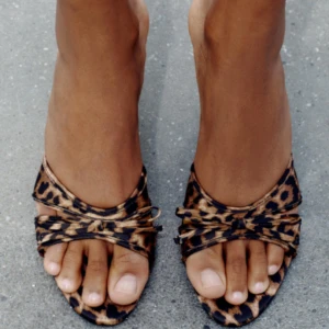 Leopard klackskor  - Säljer dessa leopard klackskor ifrån Zara i storlek 38, säljer på grund av att dom var för små💖 klackarna är 7 cm höga  Säljer för ordinarie pris!!