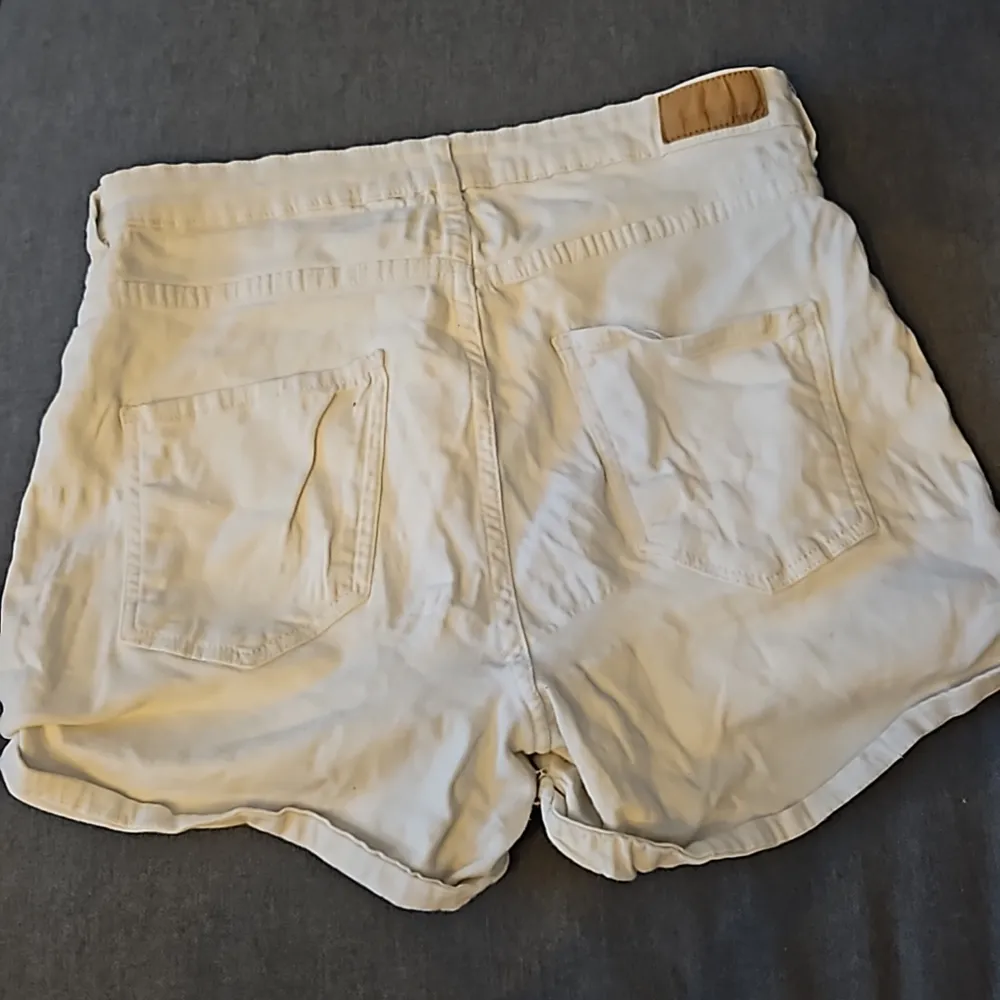 Vita jeans shorts. Är väldigt stretchiga.. Shorts.