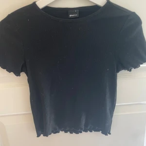 Basic svart t-shirt - Storlek s, Basic T-shirt som passar till de mesta, har många liknande så kommer inte till användning.