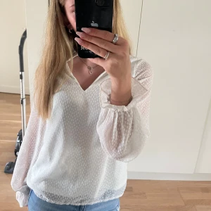 Blus - Säljer min superfina blus från veromoda i xs då den inte används💗