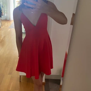 Klänning - Jättesöt sommarklänning som formar kroppen jättefint! Inga defekter, det är bara att trycka på köp nu🫶