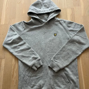 Grå Lyle & Scott hoodie - Tjena säljer en grå och snygg Lyle & Scott hoodie för att den är för stor. Använd några fåtals gånger men inte alls några tecken på det. Ny pris 750kr mitt pris 450kr. Bara att skriva vid funderingar🔥🔥