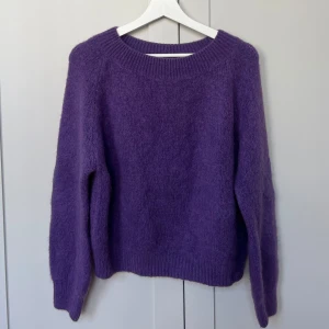 Stickad tröja - Superfin lila stickad tröja från en butik i Paris. Nyskick! Det står ingen storlek men passar som en S.💜