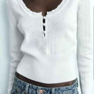 Zara topp - Super fin topp från zara säljer den den tyvärr inte passar mig, aldrig använd har bara klippt av lappen💞 nypris 320 säljer för 290💞