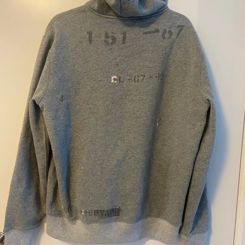 Polo bear hoodie som jag köpte för ett par dagar sedan. Tyvärr är den lite för stor för mig. Nypriset är 2945 kr, men jag säljer den för 1950 kr. Jag har kvitto och allt som behövs.Några funderingar skriv. Hoodies.