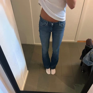 Low waist jeans - Fina blå lågmidjade jeans. De är i nyskick och har knappt använts och det är därför jag säljer de💗 Skicka prisförslag för vill bli av med de!💗💗