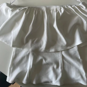 Volang topp offshoulder oanvänd Zara - Helt ny o oanvänd bandau topp i vitt 