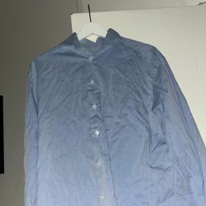 Blå Armani skjorta  - Säljer en blå Armani skjorta som bara hängt i garderoben använd Max 1 gång,priset är inte hugget i sten och kan diskuteras,byten är även intresserant 