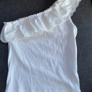Vit one shoulder topp - Säljer denna jättefina one shoulder toppen i bra skick som knappast är använd!! Säljer därför att den är för liten 💓💓