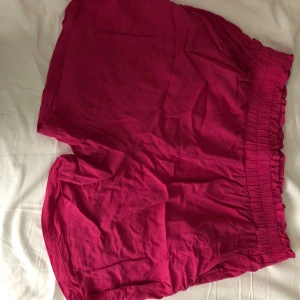 Short - Bra skick, oanvänd, fin och modern, fin färg 