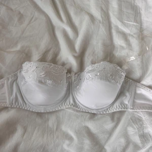 Söt bh - Jättesöt bh med rosett och genomskinliga band, perfekt till bendeutoppar och sånt. Hör av er vid frågor💗