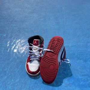 Jordan 1 2020 "Chicago" Mids - inga hål, kan gå ner i pris vid snabb affär Kvitto finns!