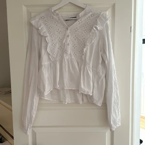 Söt blus med volanger  - En söt blus från Bik bok i fint skick🥰