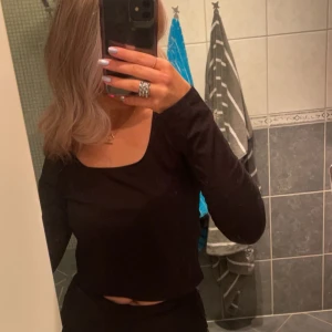 Fin tröja svart - Fin och skön tröja i svart med en u-ringning. Från Hm storlek M