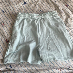  shorts som inte passar mig längre -  ett par shorts med två fickor och stretch midja ljus turkos