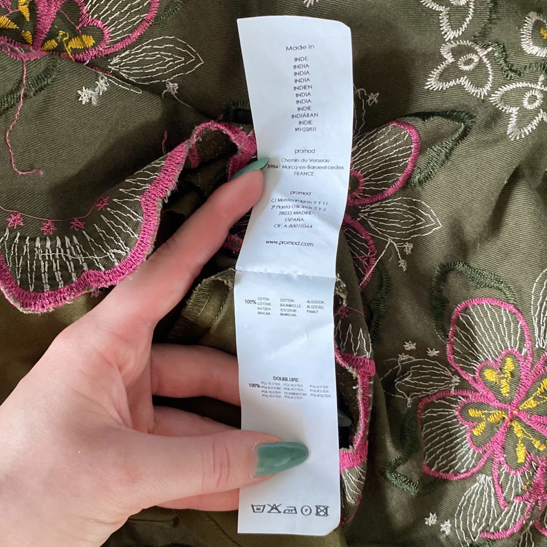 Khakigrön kjol med broderier - 93