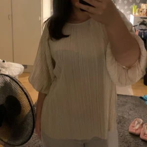 MQ tröja - En tröja ifrån MQ som jag tröttnat på och bara ligger i garderoben, använd 1 gång så är som ny. Den är i storlek L men passar även M😊