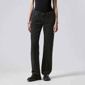 Low arrow straight jeans - weekday  - Svarta, lowrised, straight jeans från weekday, dem är i nyskick och passar till alla tillfällen.  