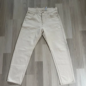 Nya weekday Jeans - Väldigt snygga barrel jeans Nyskick, använd 1 gång då dom är för små för mig!  Storlek - W30 L30 