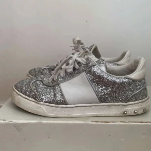 Valentino flycrews - Helt okej skick, lite slitna och har tappat 5 nitar! 